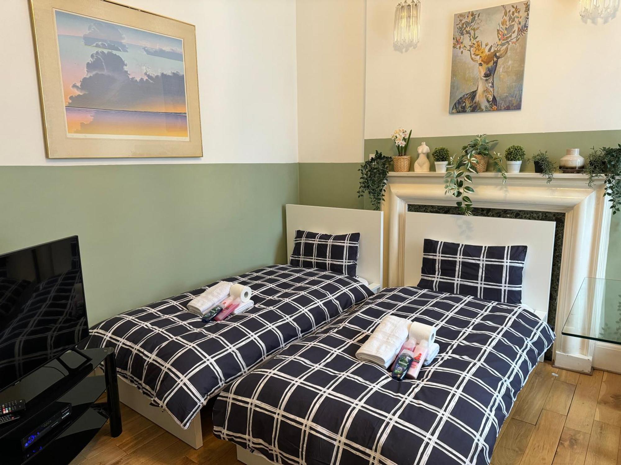 Central And Affordable Flat For 6 People In Zone 1 - Baker Street - With Breakfast Included London Ngoại thất bức ảnh